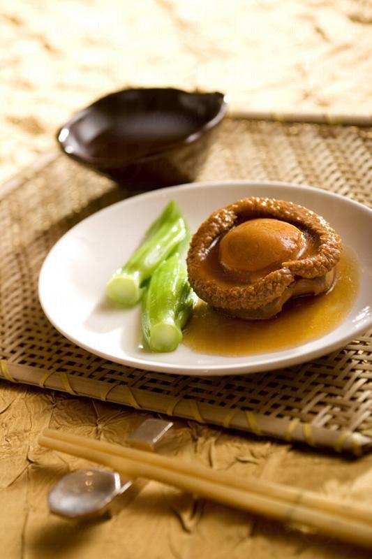 以中式燭光晚餐慶祝情人節,既特別又難忘。 逸東「智」酒店 情人節燭光晚餐每位 8